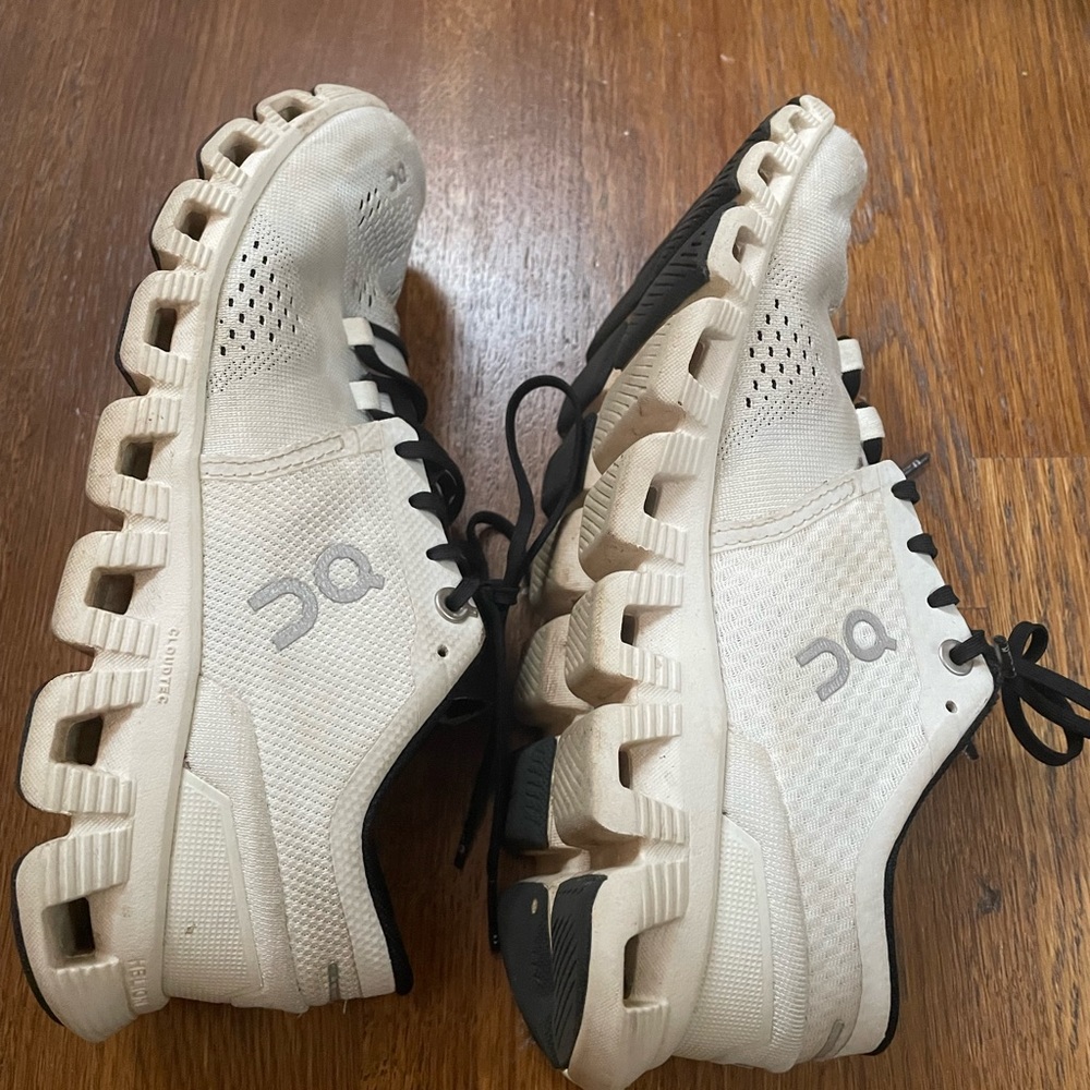 On cloud X white and black shoe size 6